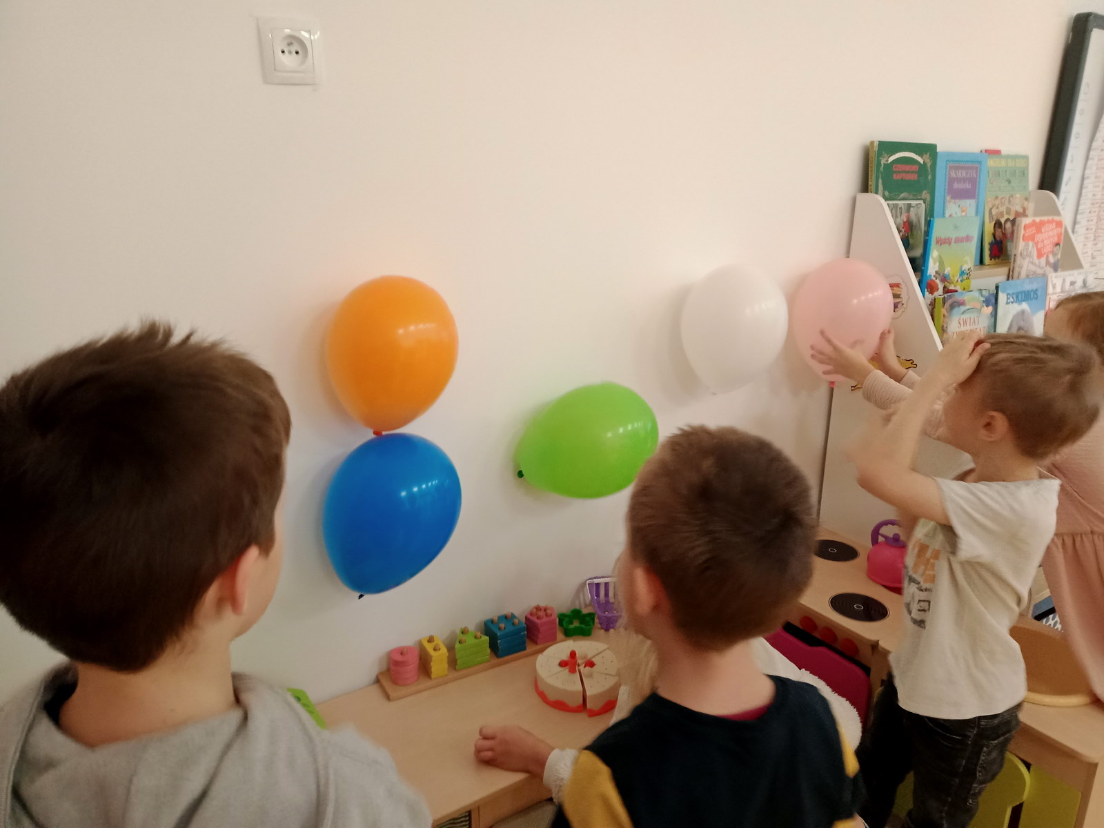 Doświadczenie fizyczne z balonami - Neonki